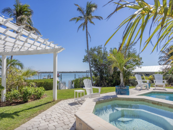 Bay to Gulf  Luxury Five Bedroom Vacation Home with Pool